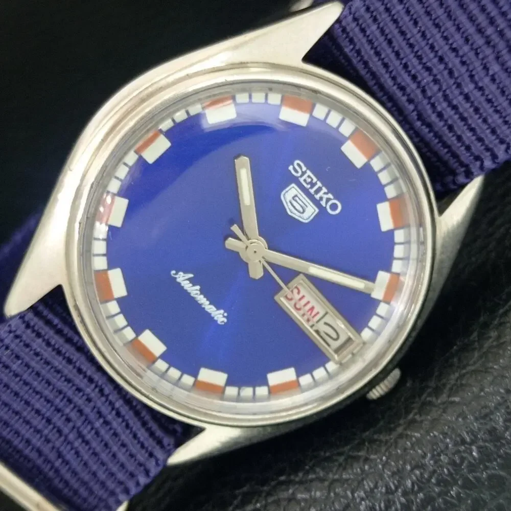 Vintage 1980 Seiko Automatic Mens Silver Watch W/daydate & Blue accents